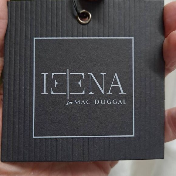 Elegant White V-Neck Gown - Picture 8 of 12